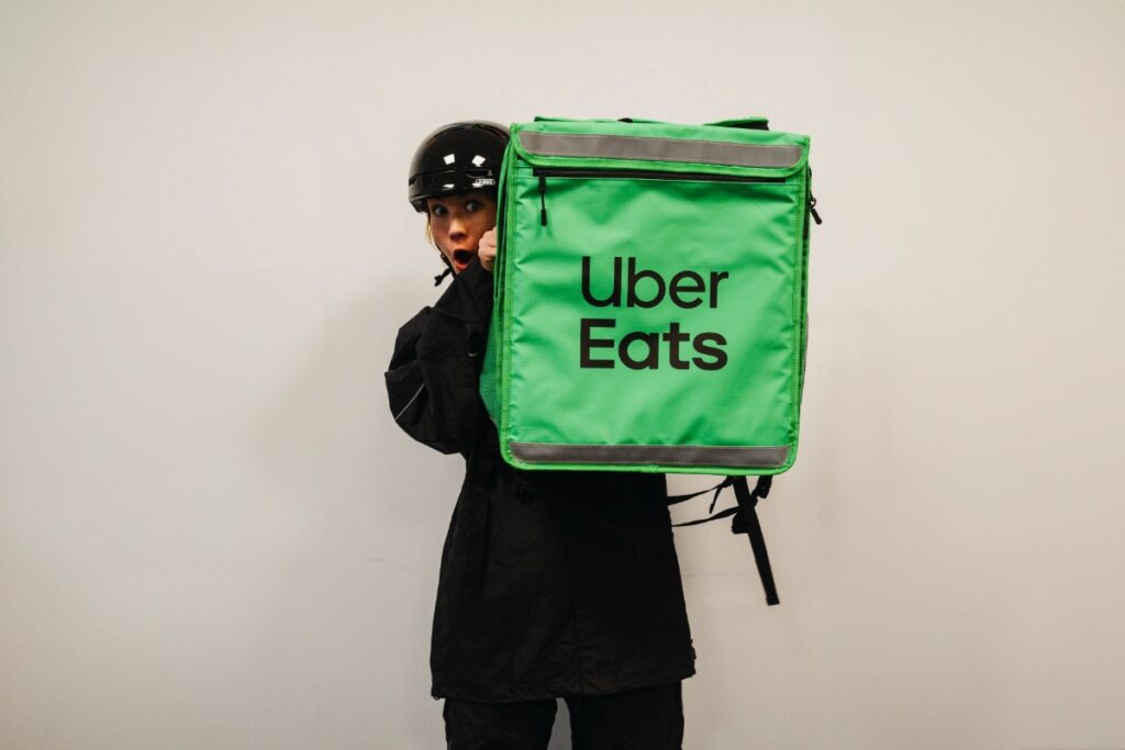 kurier uber eats z torbą
